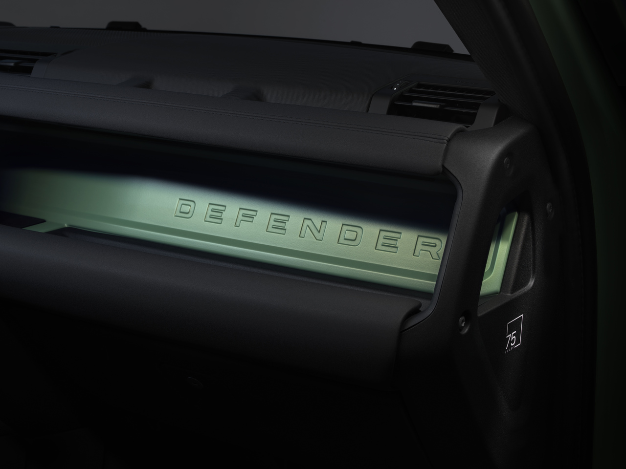 EL NUEVO DEFENDER RINDE HOMENAJE A SUS RAÍCES CON UNA EDICIÓN LIMITADA DE SU 75º ANIVERSARIO