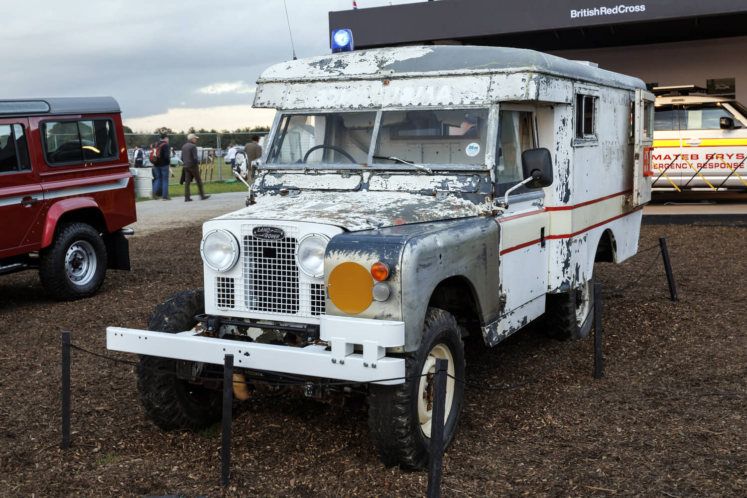 DEFENDER CELEBRA 70 AÑOS DE ASOCIACIÓN CON LA CRUZ ROJA BRITÁNICA CON  LA RESTAURACIÓN DE LAND ROVER CLASSIC EN EL EVENTO GOODWOOD REVIVAL